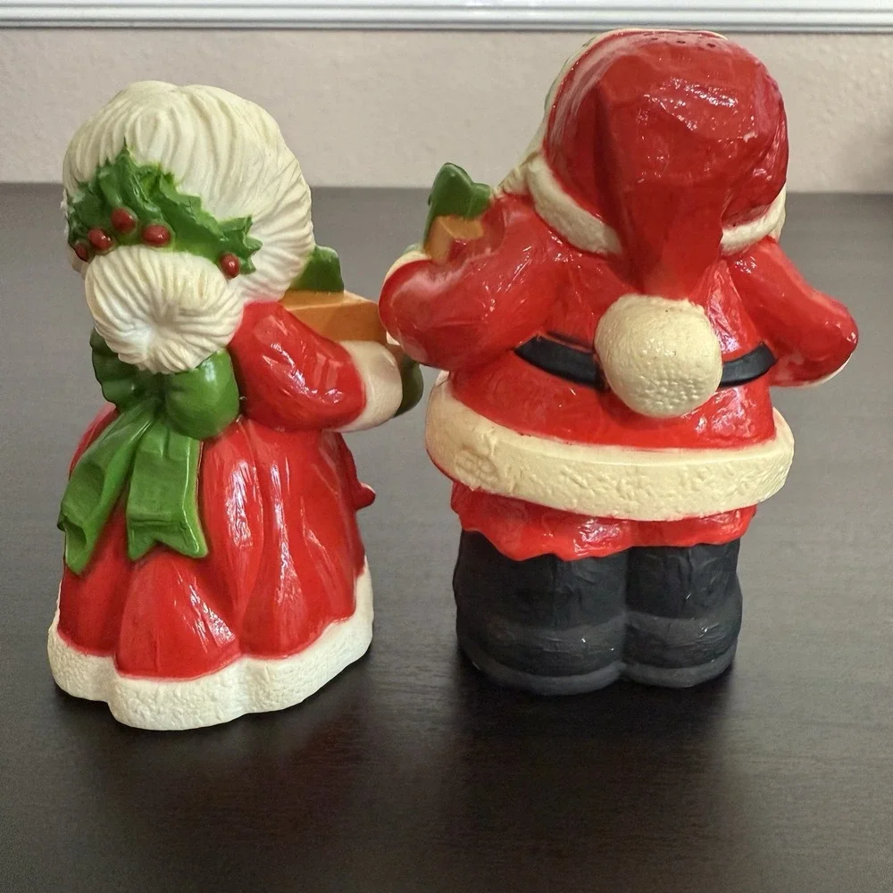 Vintage Hallmark‎ Mr & Mrs Santa Claus Salt & Pepper Shakers Figurines 1990's